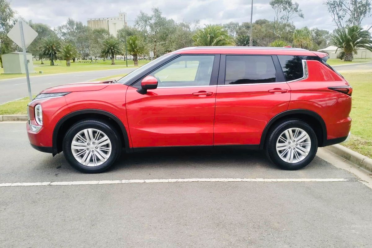 2024 Mitsubishi Outlander LS ZM