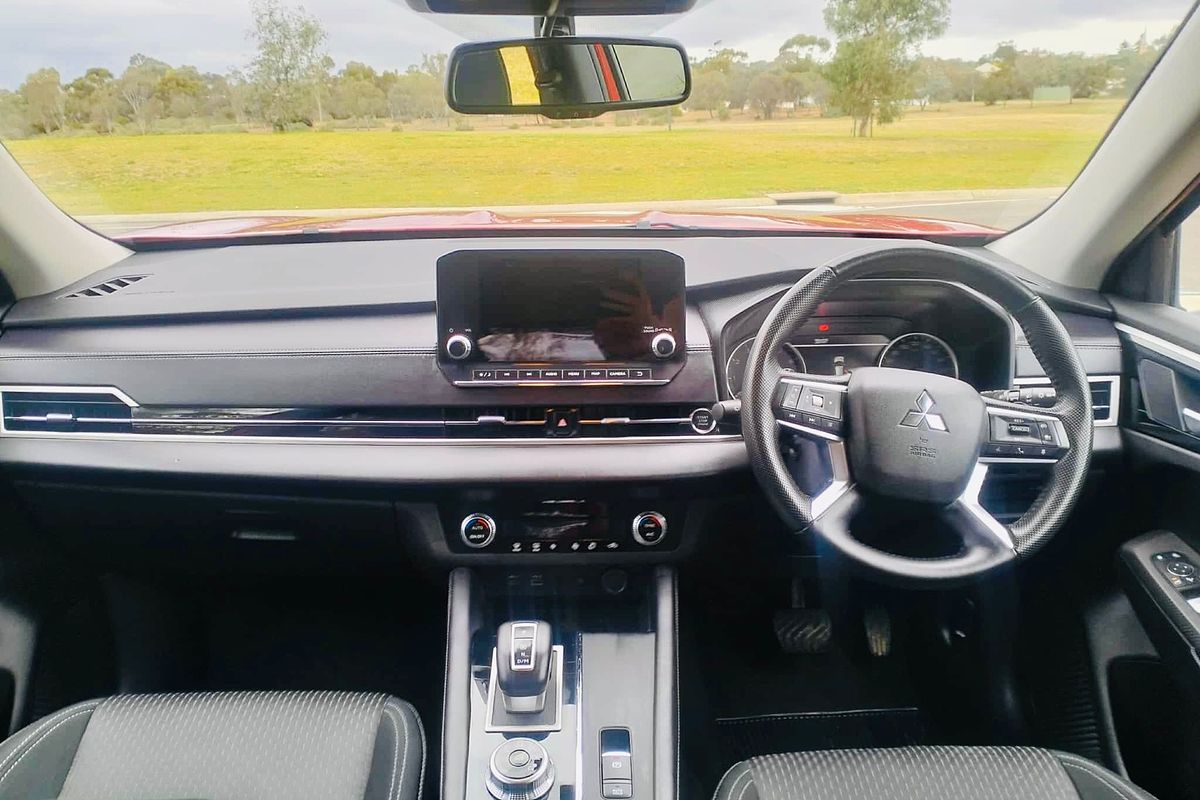 2024 Mitsubishi Outlander LS ZM
