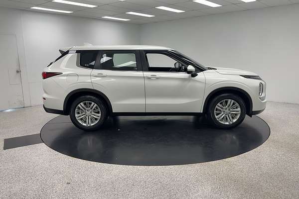 2023 Mitsubishi Outlander ES ZM