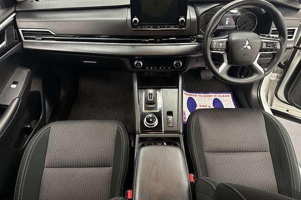 2023 Mitsubishi Outlander ES ZM