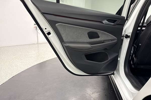 2021 Volkswagen Golf 110TSI R-Line 8