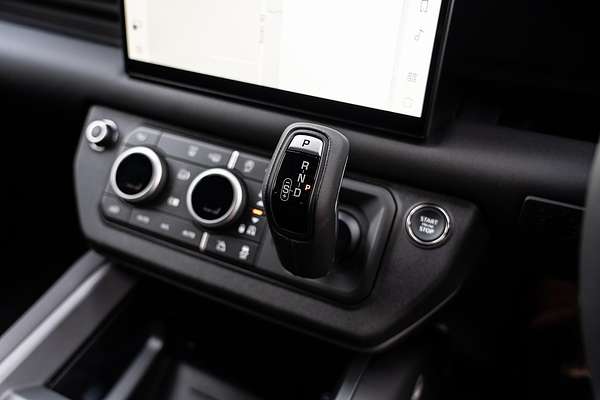 2025 Land Rover Defender 110 D350 X-Dynamic SE L663