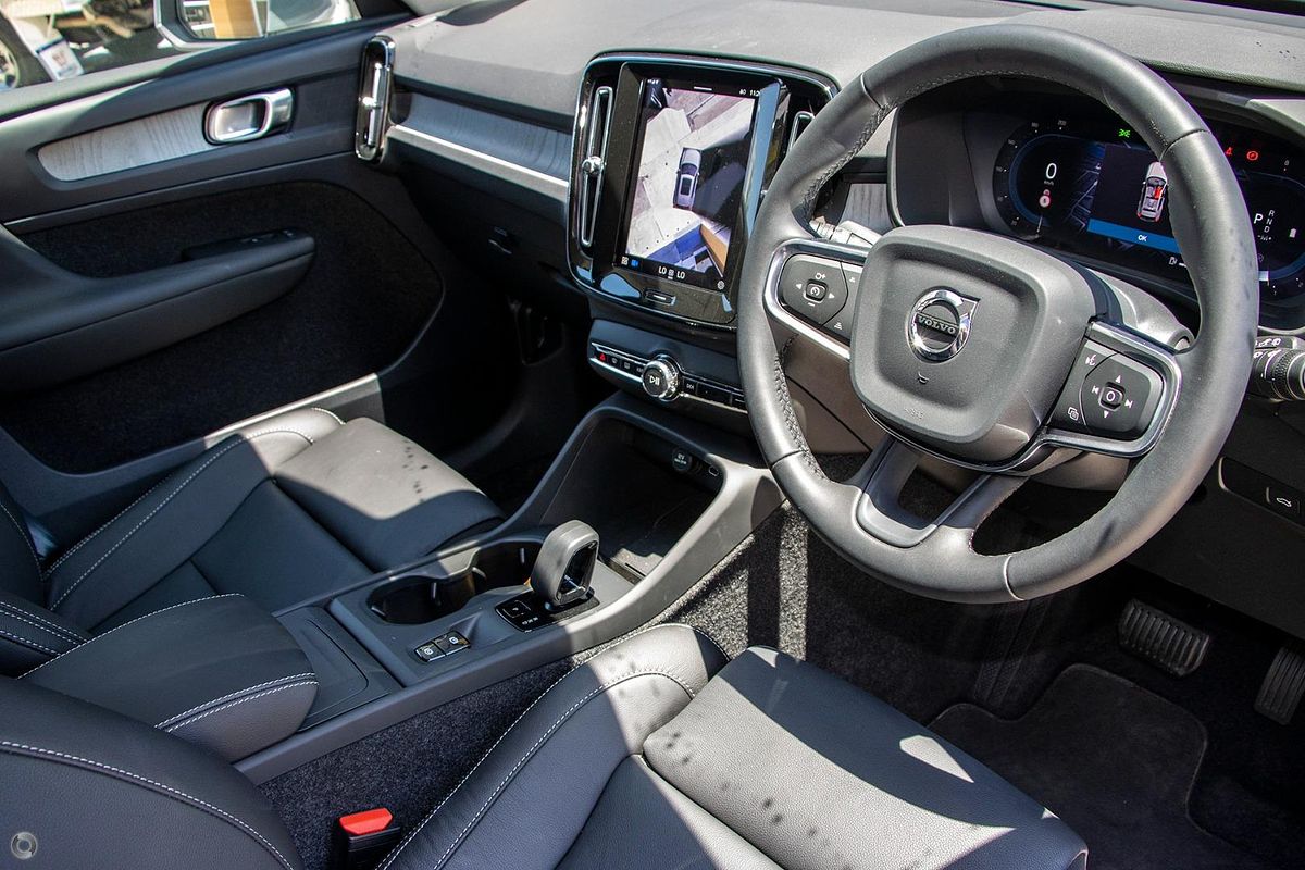 2025 Volvo XC40 Plus B4