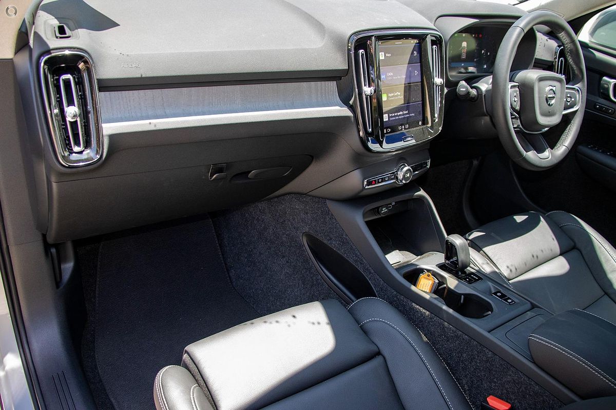2025 Volvo XC40 Plus B4