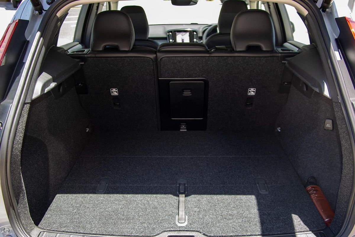 2025 Volvo XC40 Plus B4