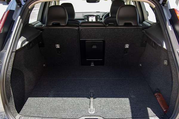 2025 Volvo XC40 Plus B4
