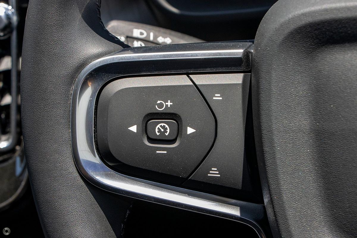 2025 Volvo XC40 Plus B4