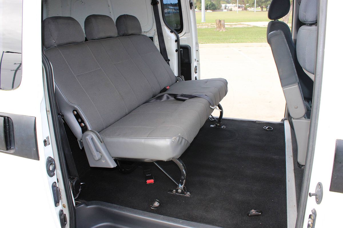 2011 HYUNDAI iLOAD CREW 5 SP MANUAL 4D VAN 4CYL