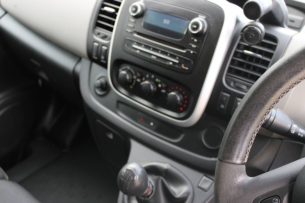 2017 RENAULT TRAFIC LWB LOW 6 SP MANUAL 4D VAN DT4