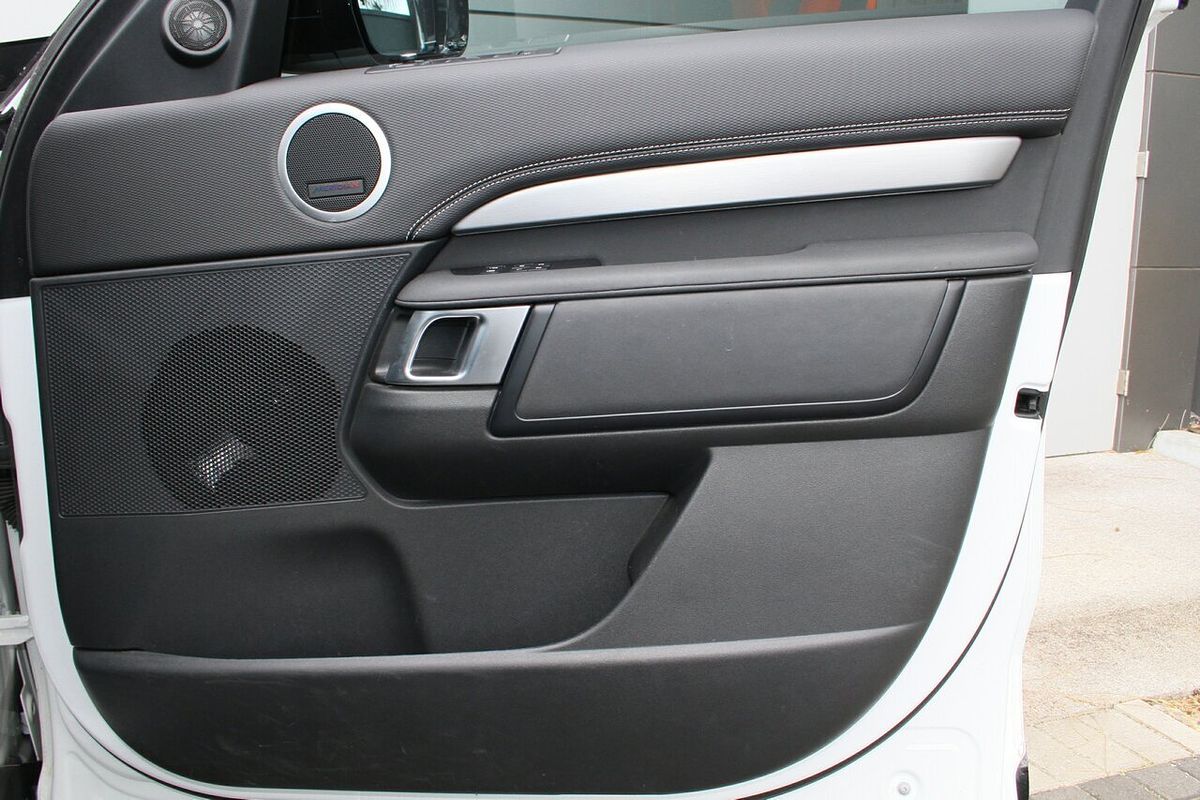 2021 Land Rover Discovery D300 R-Dynamic SE Series 5