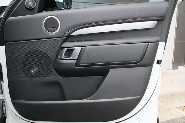 2021 Land Rover Discovery D300 R-Dynamic SE Series 5