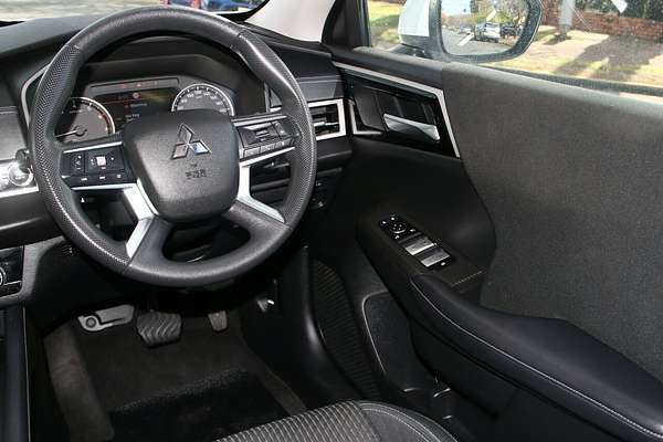 2022 Mitsubishi Outlander ES ZM