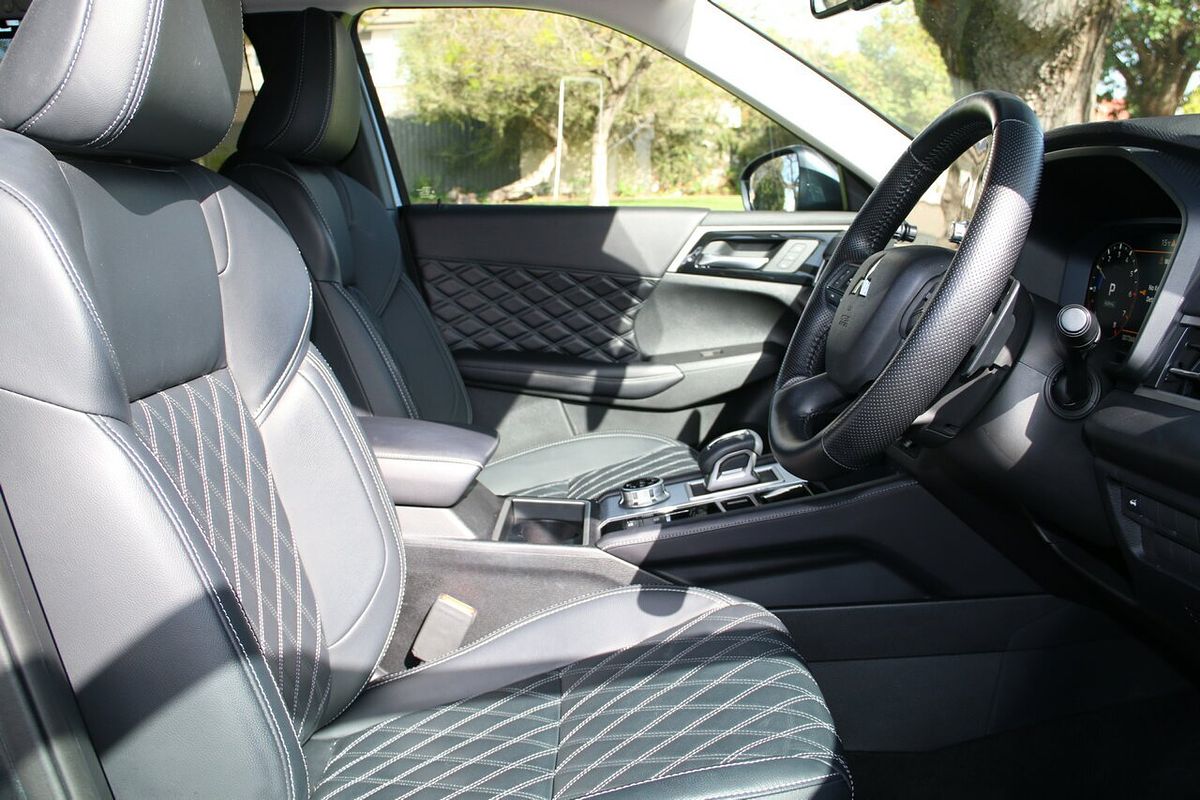 2024 Mitsubishi Outlander Exceed ZM