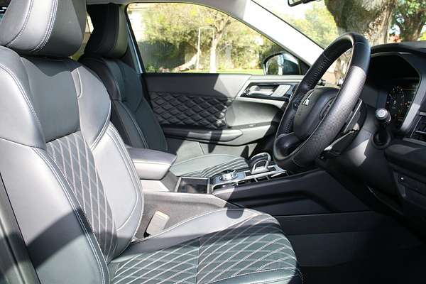 2024 Mitsubishi Outlander Exceed ZM