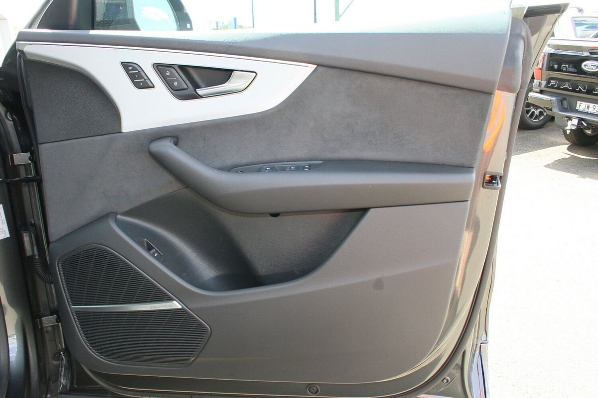 2022 Audi Q8 50 TDI S line F1