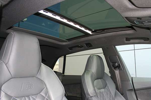 2022 Audi Q8 50 TDI S line F1