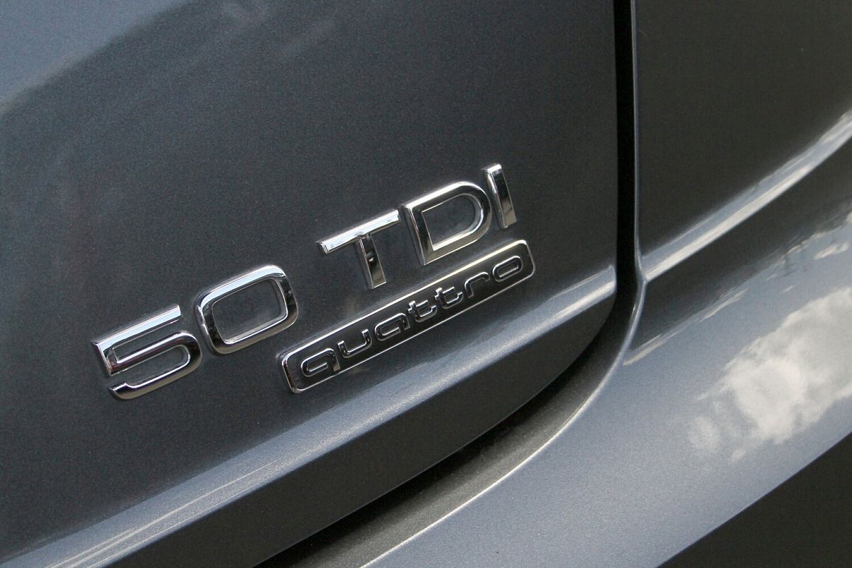 2022 Audi Q8 50 TDI S line F1