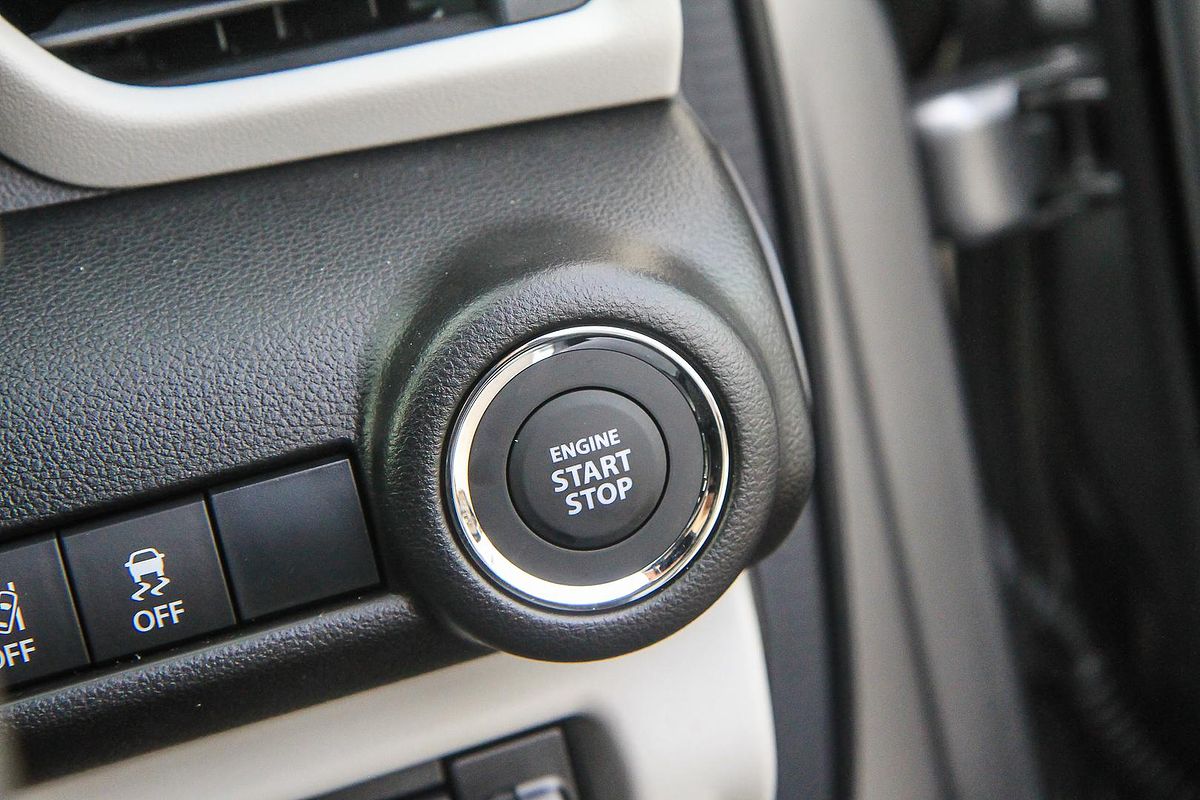 2025 Suzuki Swift Hybrid Plus UZ