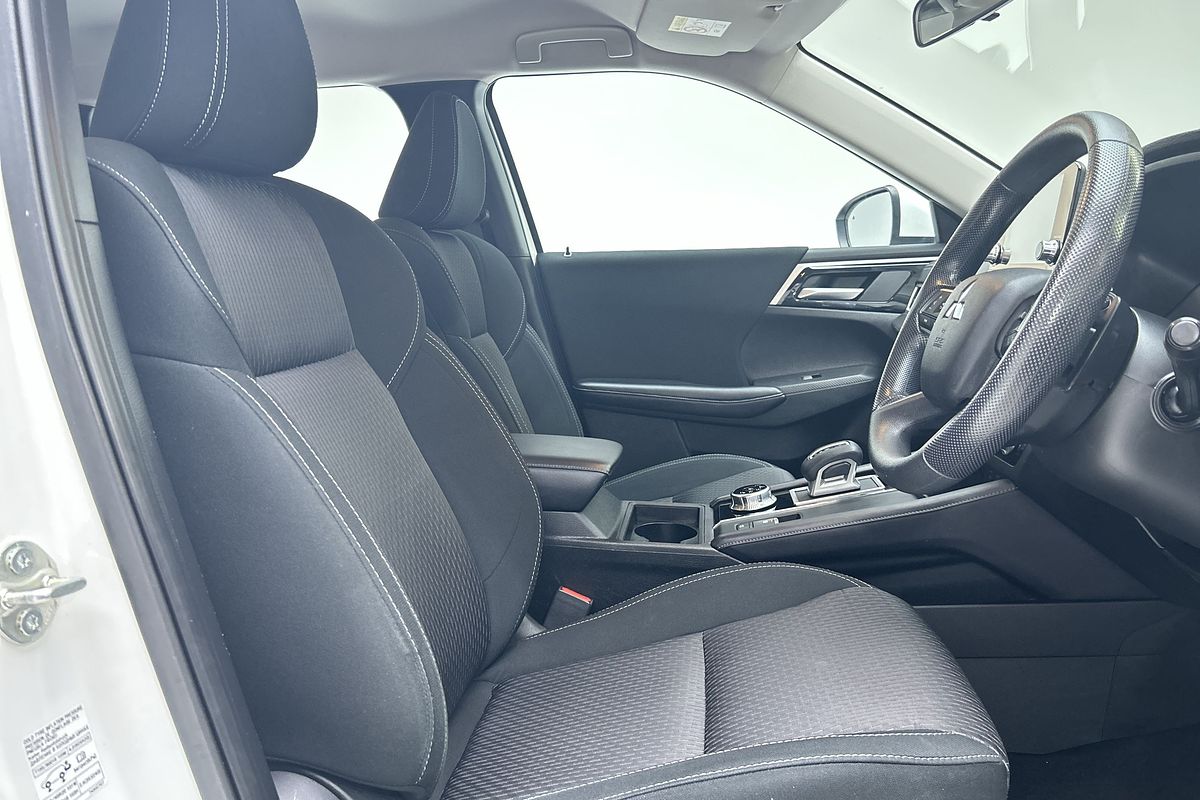 2023 Mitsubishi Outlander ES ZM