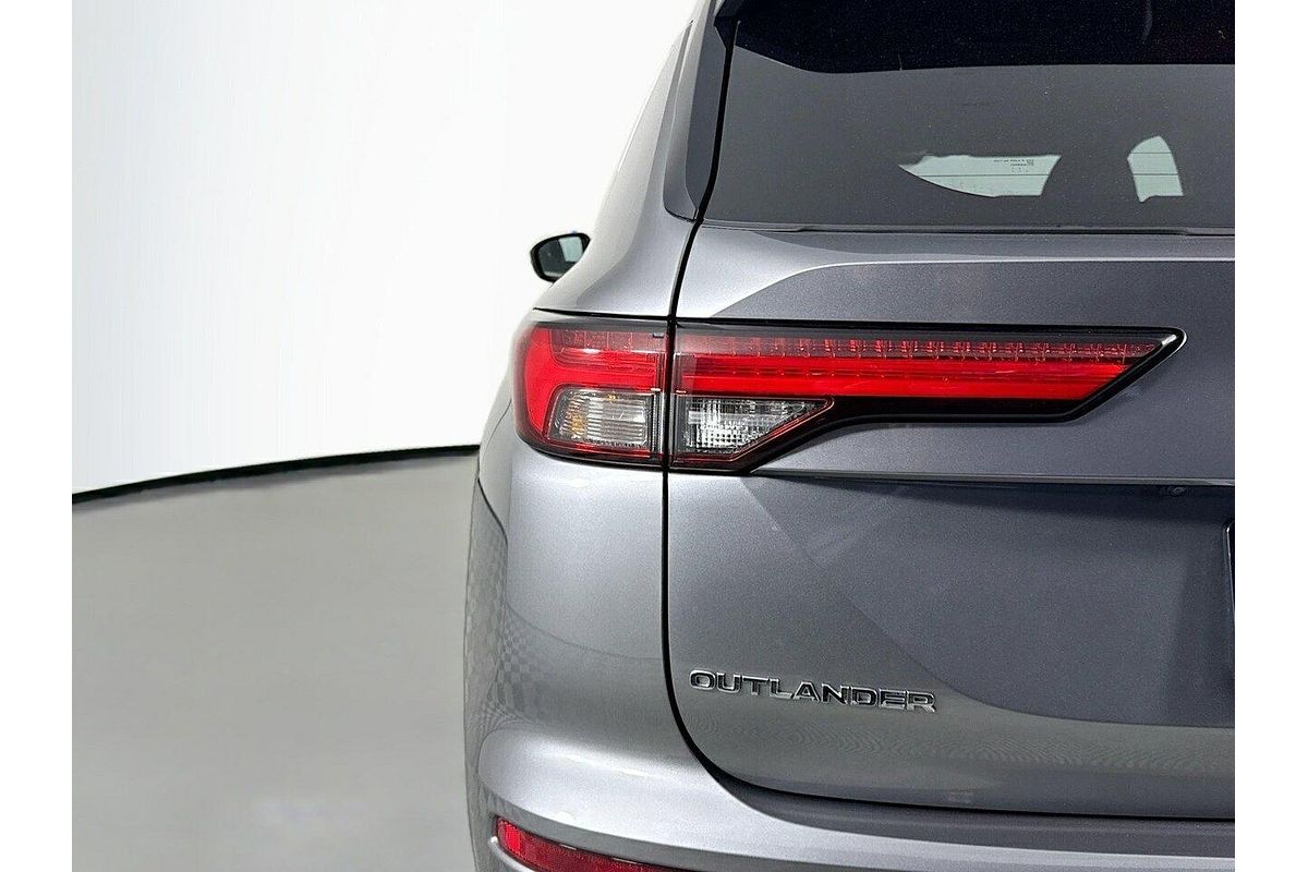 2023 Mitsubishi Outlander LS Black Edition ZM