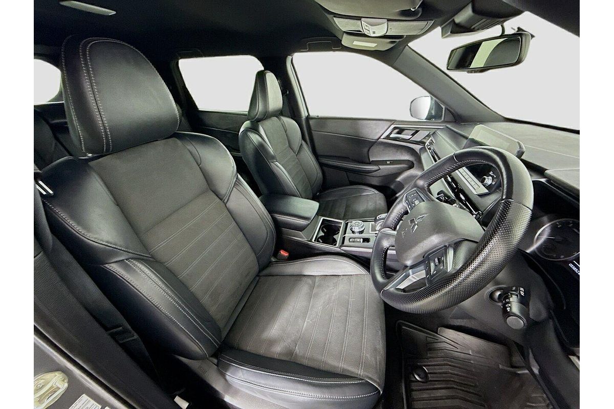 2023 Mitsubishi Outlander LS Black Edition ZM