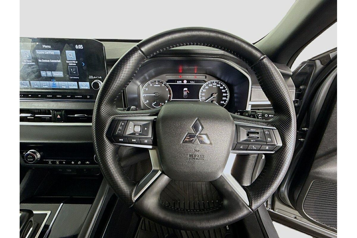 2023 Mitsubishi Outlander LS Black Edition ZM