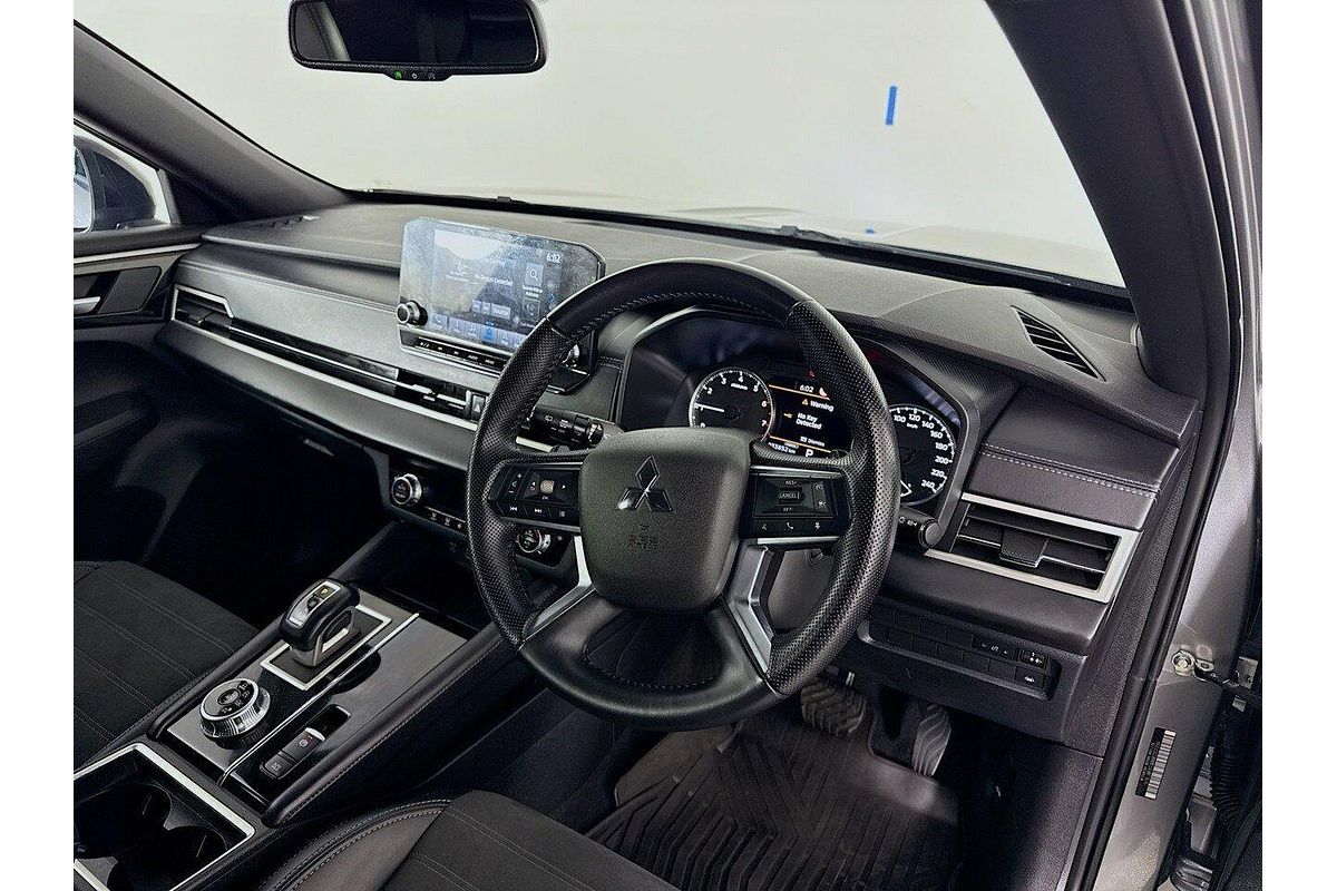 2023 Mitsubishi Outlander LS Black Edition ZM