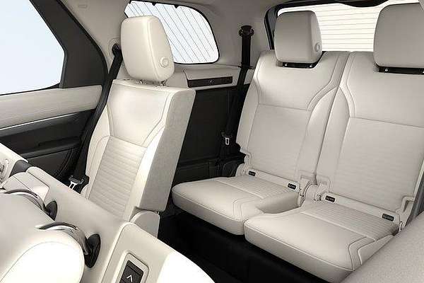 2025 Land Rover Discovery D350 Dynamic SE Series 5