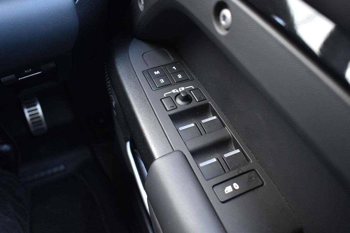 2023 Land Rover Defender 110 P525 V8 L663