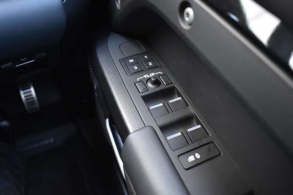 2023 Land Rover Defender 110 P525 V8 L663