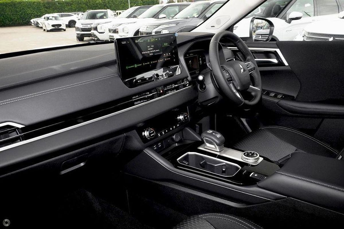 2025 Mitsubishi Outlander LS ZM