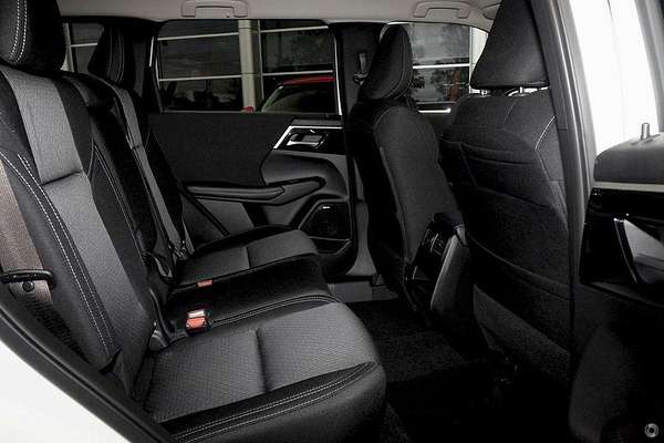 2025 Mitsubishi Outlander LS ZM