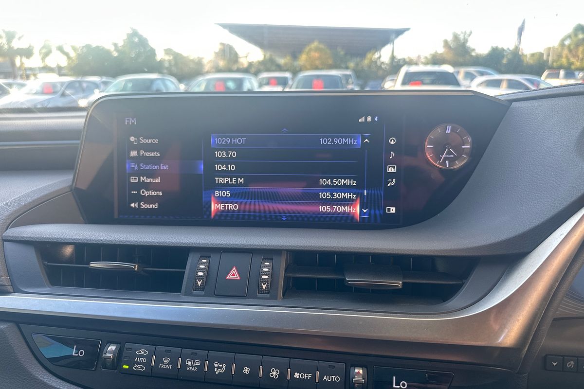 2019 Lexus ES ES300h Luxury AXZH10R