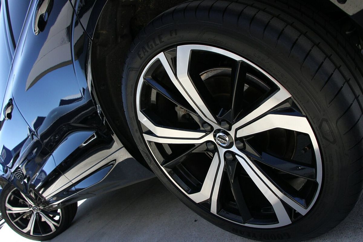 2022 Volvo XC60 B6 R-Design