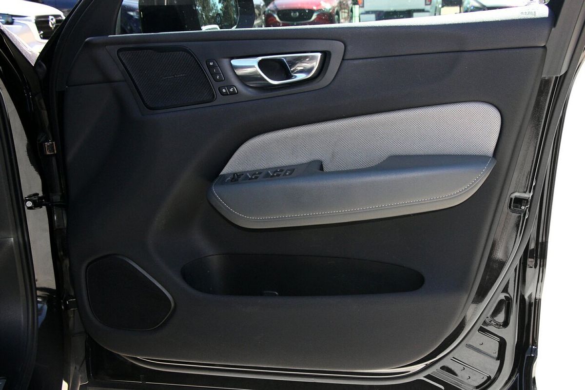 2022 Volvo XC60 B6 R-Design