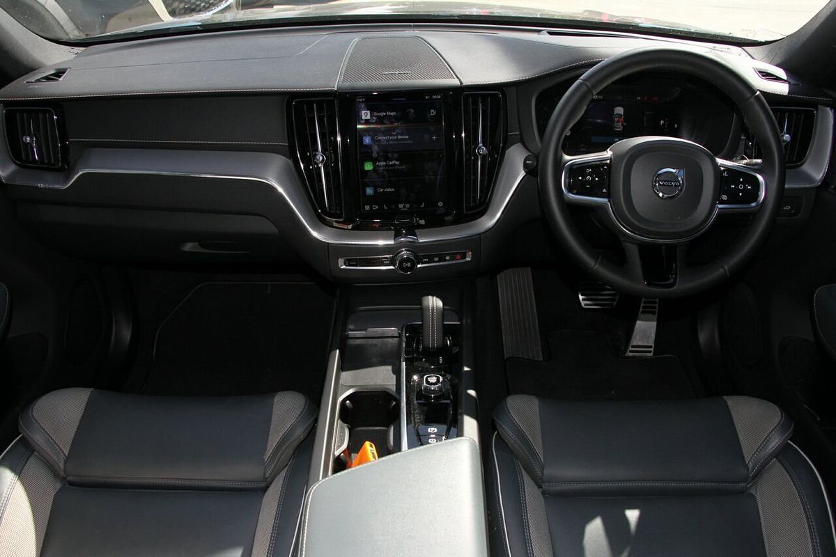 2022 Volvo XC60 B6 R-Design