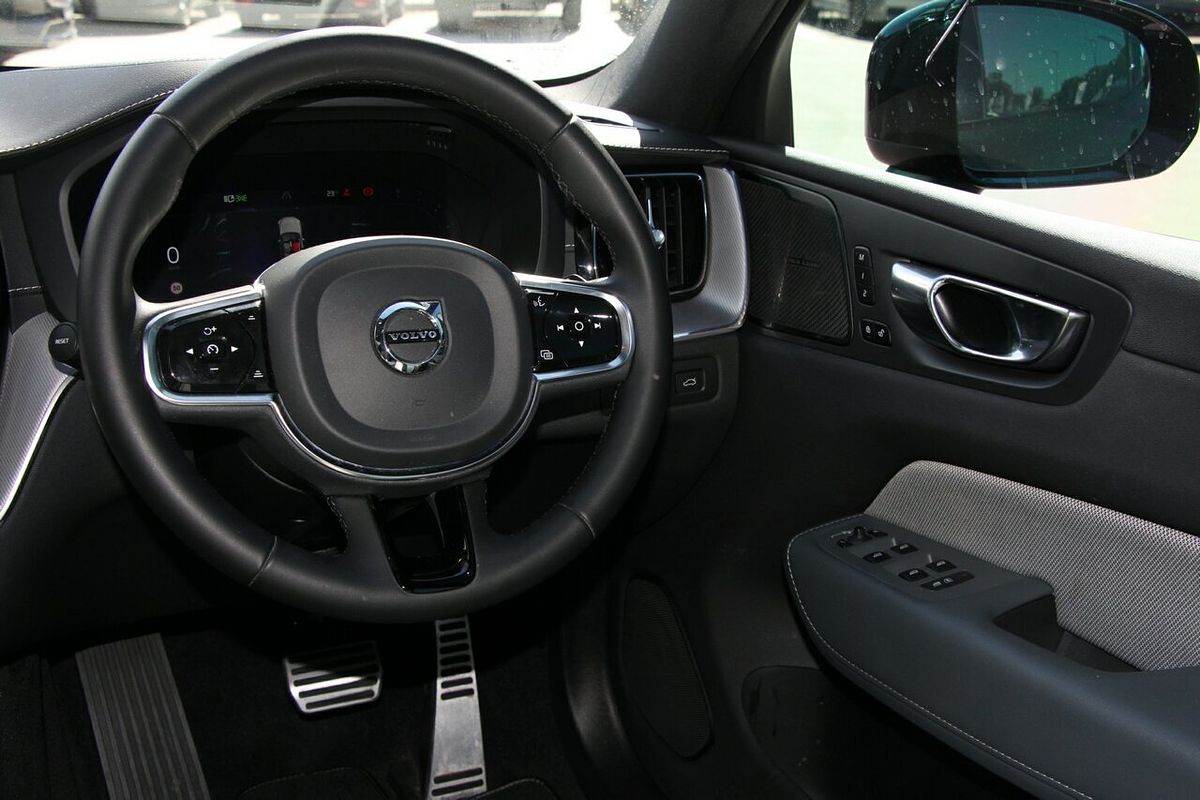 2022 Volvo XC60 B6 R-Design