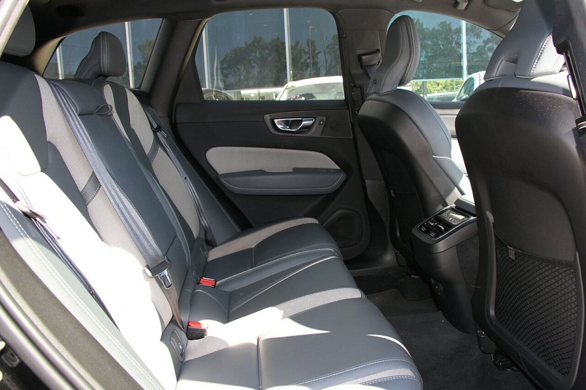 2022 Volvo XC60 B6 R-Design