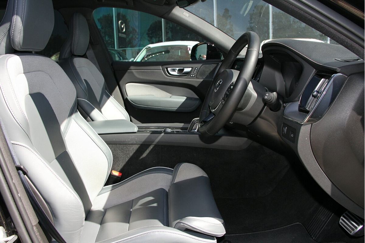 2022 Volvo XC60 B6 R-Design