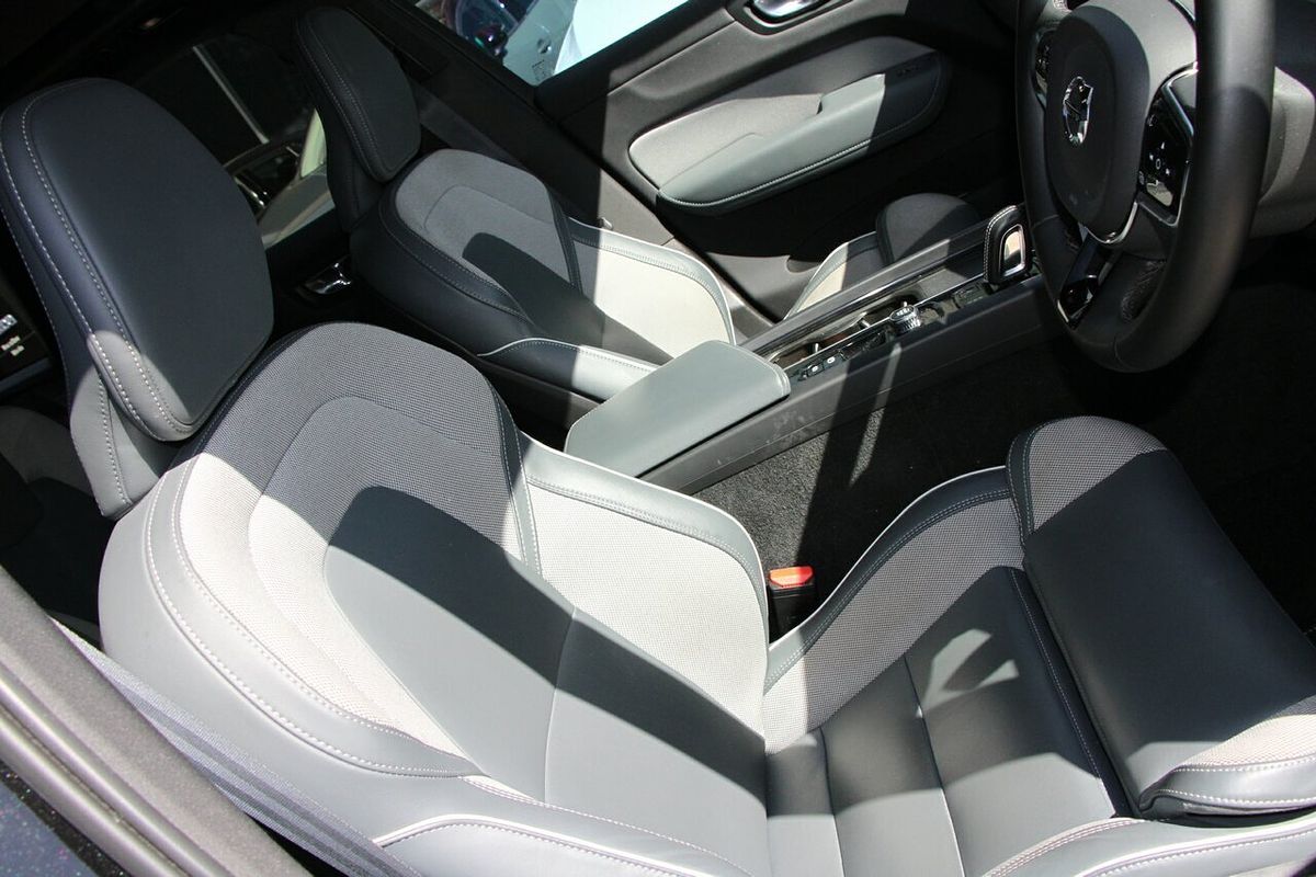 2022 Volvo XC60 B6 R-Design