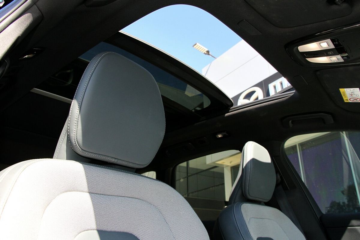 2022 Volvo XC60 B6 R-Design