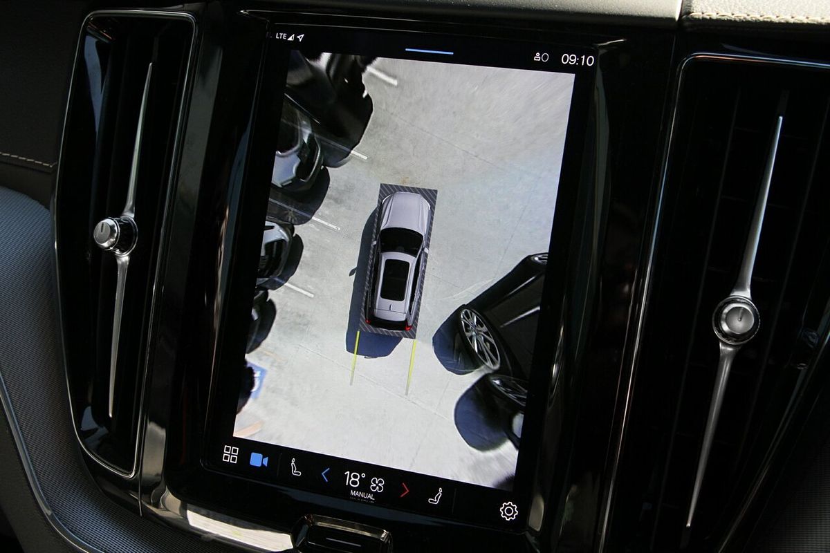 2022 Volvo XC60 B6 R-Design