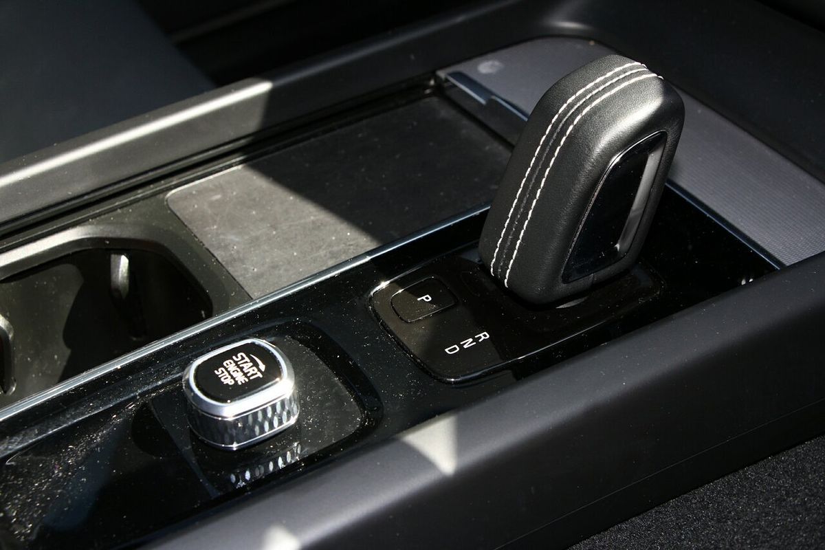 2022 Volvo XC60 B6 R-Design