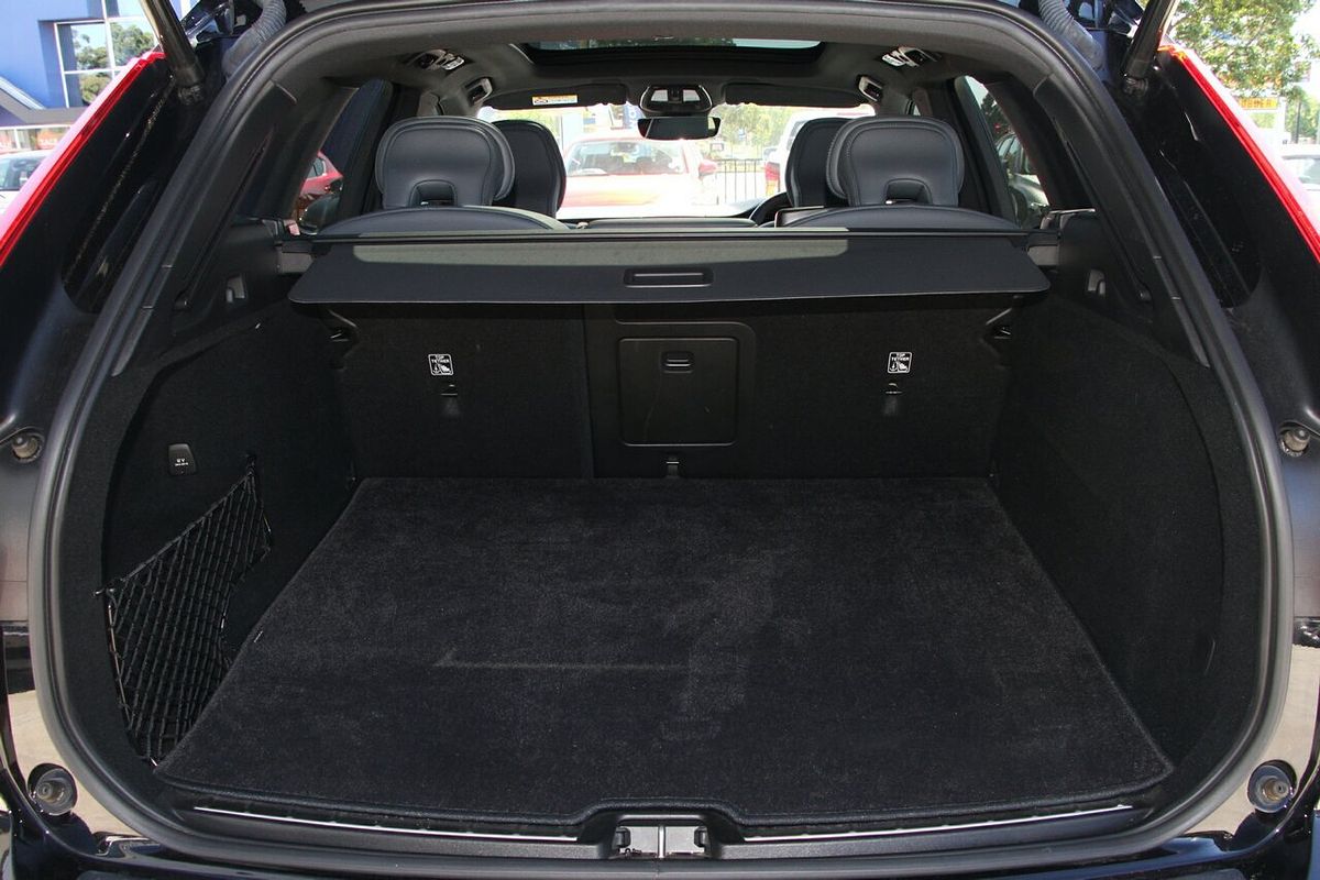 2022 Volvo XC60 B6 R-Design