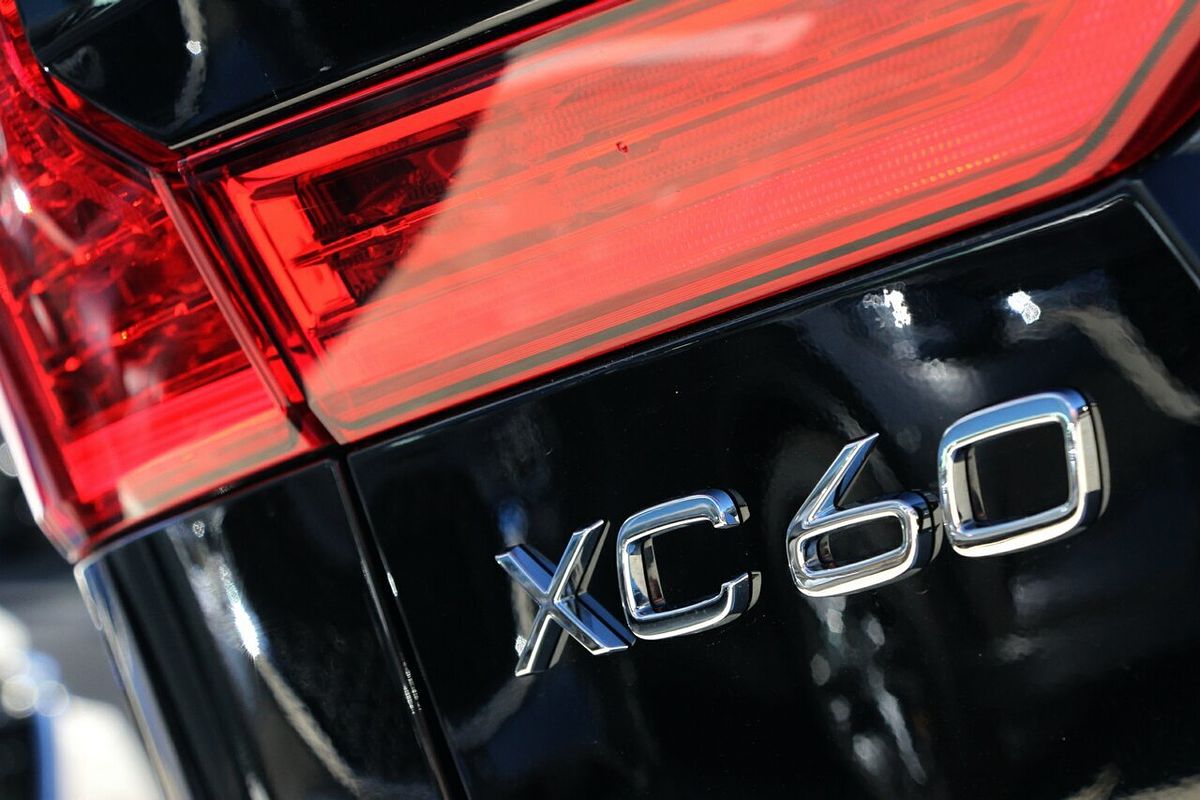 2022 Volvo XC60 B6 R-Design