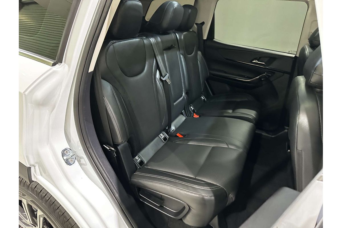 2025 Mahindra XUV700 AX7L