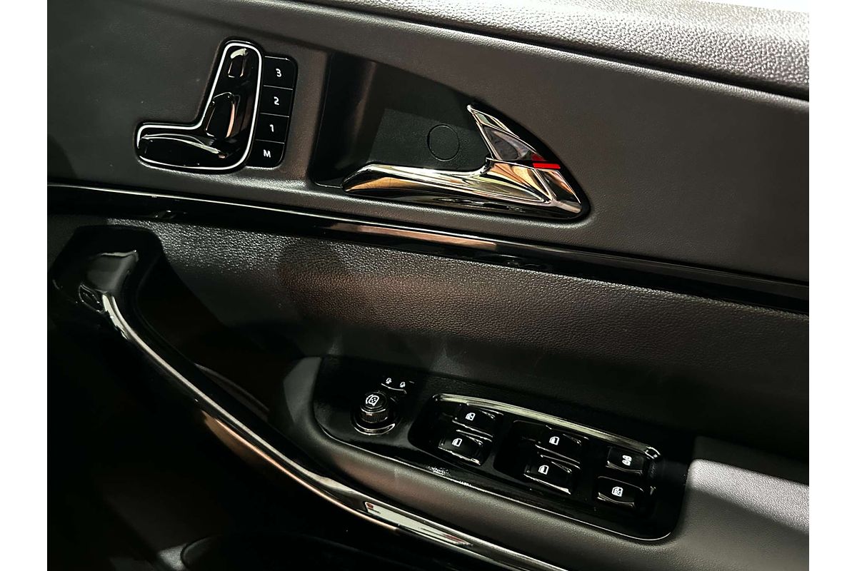 2025 Mahindra XUV700 AX7L