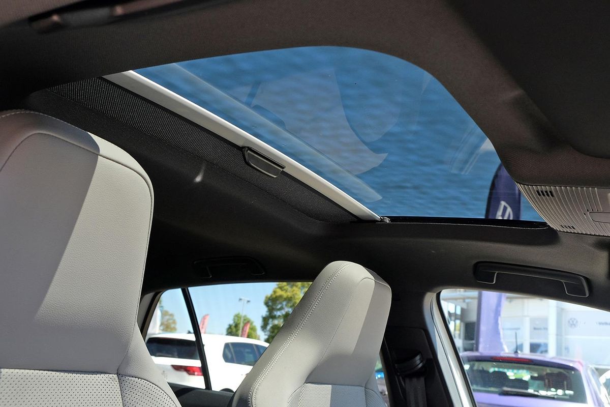 2025 Volkswagen Golf 110TSI R-Line 8.5