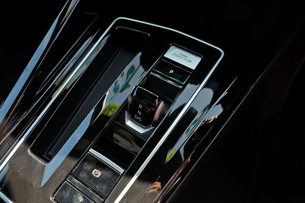 2025 Volkswagen Golf 110TSI R-Line 8.5