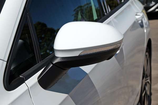 2025 Volkswagen Golf 110TSI R-Line 8.5